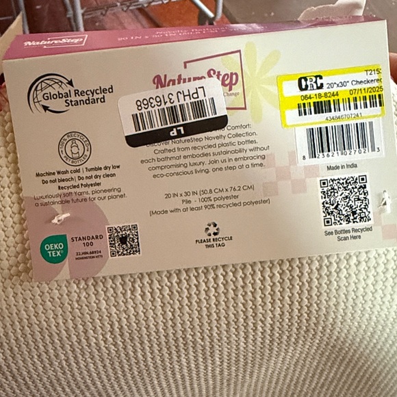 Lip-Shaped Bath Mat - Picture 4 of 5